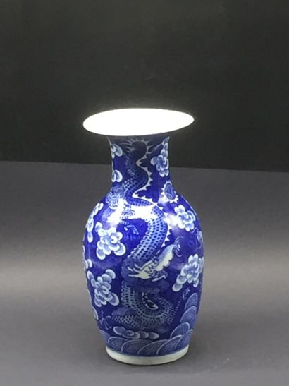 null CHINE, XXème siècle. Vase balustre en porcelaine bleu blanc, à décor de dragons...