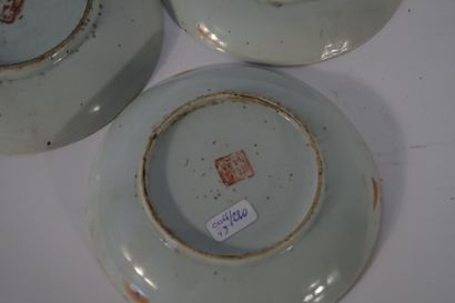 null CHINE, XXème siècle


Trois coupelles en porcelaine polychrome, à décor de pêches...