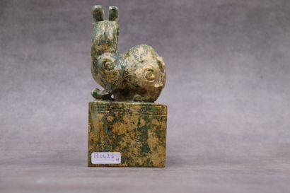 null CHINE, XXème siècle. Cachet en pierre néphrite.


H. : 14.5 cm