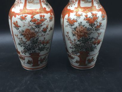 null JAPON, début du XXème siècle. Paire de vases balustres en porcelaine Kutani,...