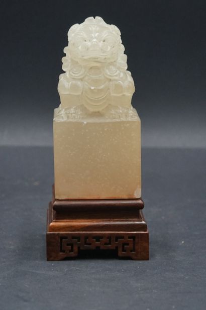 null CHINE. Sceau en jade blanche à décor de lion. Dimensions : 15 x 6.5 x 7 cm.