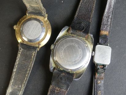 null Réunion de trois montres en métal doré et acier: PHILISHAVE, montre d'homme...