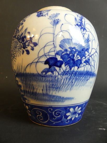null CHINE. Vase en camaieux bleu, décor vegetal. XXe. Hauteur : 18.5cm.