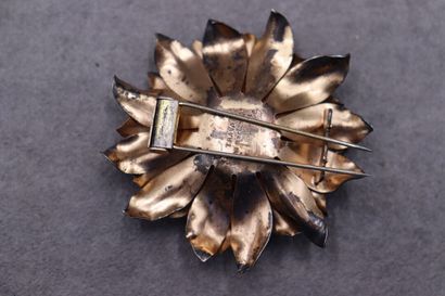 null G.LECOMTE. Broche en métal en forme de fleur. Diamètre: 5.5cm.