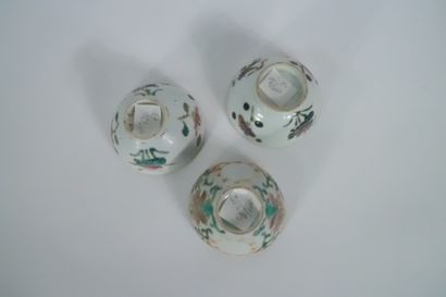 null CHINE, XXème siècle. Trois coupes en porcelaine, à décor de fleurs Diamètre...