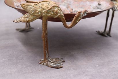 null CHINE. Plat en bronze à motif de Shishis monté sur pieds représentés par des...