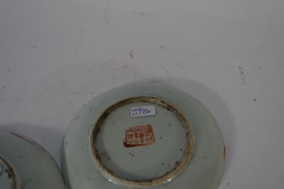 null CHINE, XXème siècle


Trois coupelles en porcelaine polychrome, à décor de pêches...