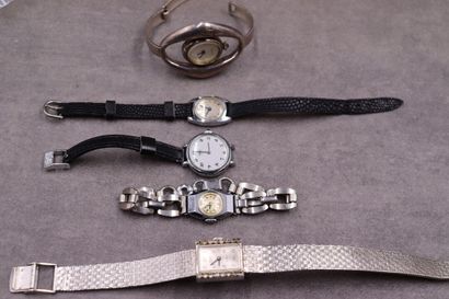 null Réunion de cinq montres de dame en acier et un boitier argent, mouvements mécaniques....