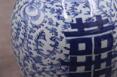 null CHINE. Vase en porcelaine à décor de formes géométriques et de feuillages bleus....