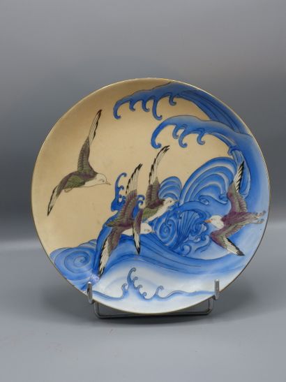 null CHINE, XXème siècle


Assiette en porcelaine polychrome, à décor de mouettes...