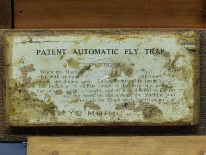 null JAPON, XXème siècle. Piège à mouches automatique breveté en bois et métal produit...