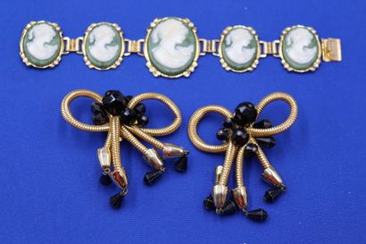 null Réunion de bijoux fantaisie: une paire de clips et un bracelet à décor de camées....