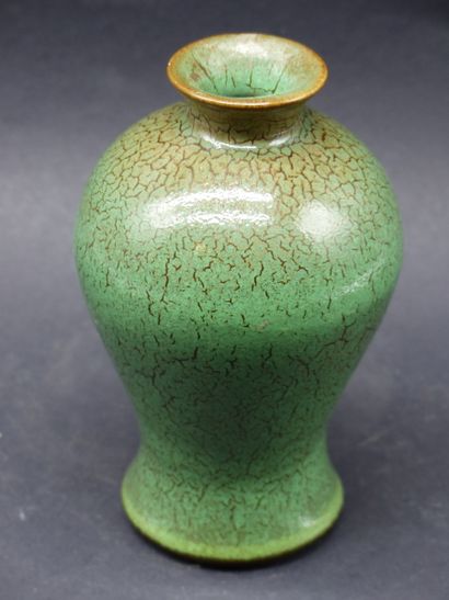 null Vase potiche en grès émaillé vert celadon. Hauteur : 19 cm.


Un éclat au c...