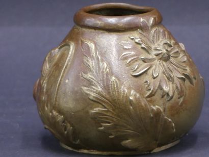null CLEM. Petit vase en bronze signé. Hauteur: 8.3cm. Percé au fond.
