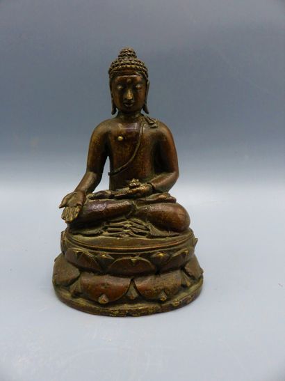 null CHINE, XXème siècle


Statuette de bouddha en bronze, assis en padmasa sur une...