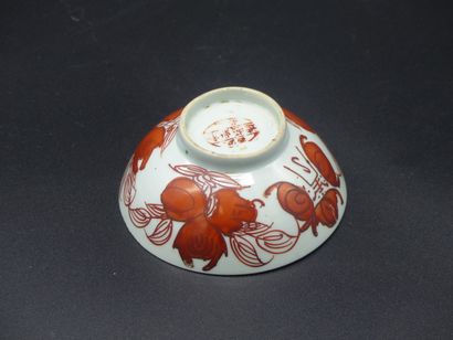null CHINE, XXème siècle


Bol en porcelaine rouge de fer, à décor de fruits


Diamètre...