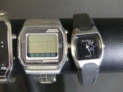 null Réunion de quatre montres en acier, trois digitales et une quartz, dont Selux...