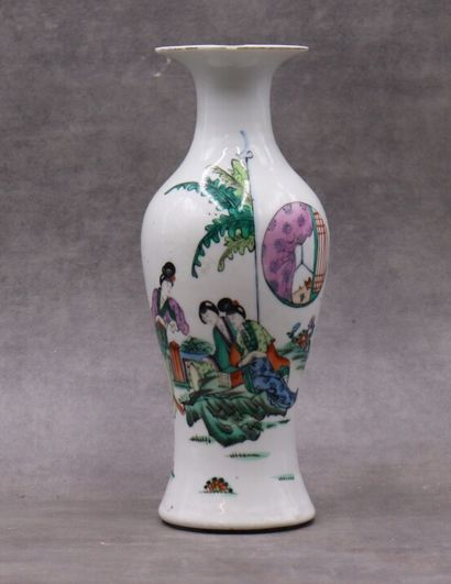 null CHINE. Vase en porcelaine blanche à col évasé à décor d'une scène de courtisanes,...