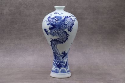 null CHINE, Vase de forme meiping en porcelaine bleu blanc à décor de dragon. Marqué...