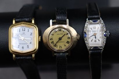 null Réunion de trois montres de dame en métal doré, mouvements mécaniques, bracelets...