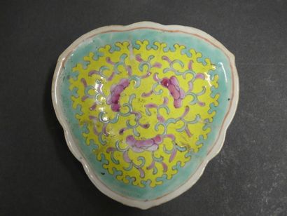 null coupelle en porcelaine asiatique polylobée décor turquoise jaune et rose. h:...