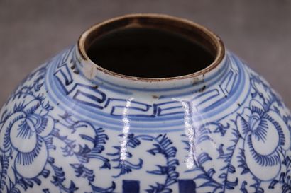 null CHINE. Vase en porcelaine à décor de formes géométriques et de feuillages bleus....