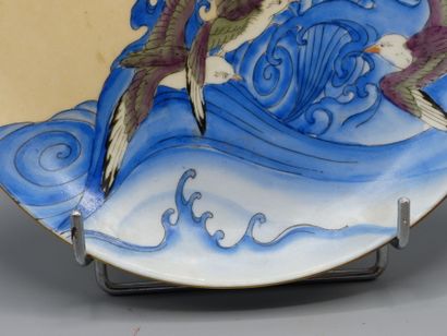 null CHINE, XXème siècle


Assiette en porcelaine polychrome, à décor de mouettes...
