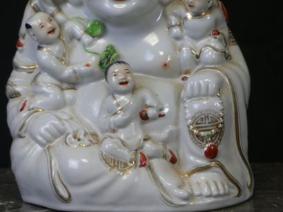 null CHINE. Bouddha aux enfants en porcelaine blanche. Rehauts de dorure. Cachet...
