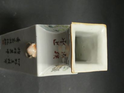 null CHINE. Vase en porcelaine blanche de forme quadrangulaire à décor d'inscription...