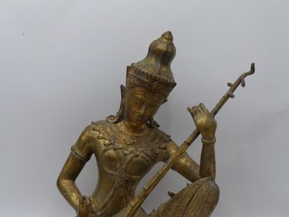 null THAILANDE, XXème siècle Statuette en bronze laqué or représentant une musicienne...