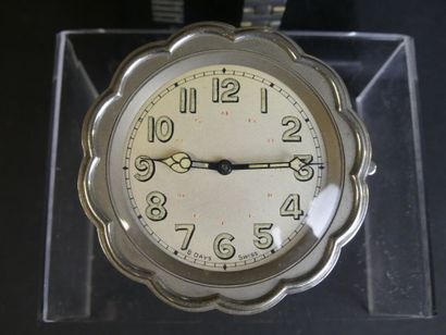 null Réunion de deux montres quartz et une pendule en acier. Diamètre boitiers: 6.5cm,...