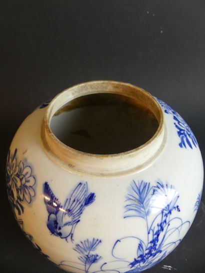 null CHINE. Vase en camaieux bleu, décor vegetal. XXe. Hauteur : 18.5cm.