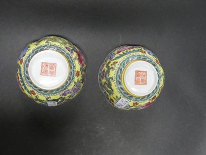 null CHINE. Paire de bols en porcelaine polychrome sur fond jaune à décor de dragons....