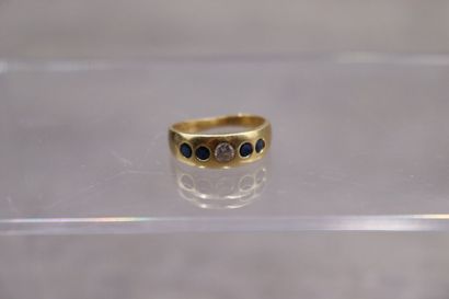 null Bague or jaune 750/°° forme jonc. Pierre de centre oxyde de zirconium et saphirs...