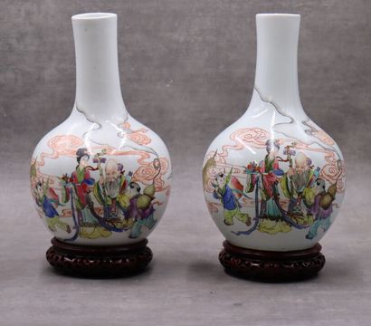 null CHINE. Paire de vase en porcelaine polychrome sur socle (amovible), à décor...