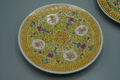 null CHINE, XXème siècle


Paire de coupelles en porcelaine à fond jaune, à décor...