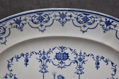 null J. Vieillard & Cie. Plat ovale en faïence de Bordeaux à décor bleu de personnages....