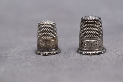 null Deux dés à coudre en argent guilloché. Poids : 4 g. Hauteurs : 2 cm et 1,7 cm....