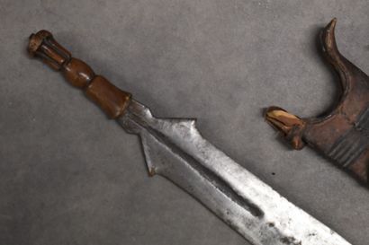 null AFRIQUE. Réunion de deux épées courtes et leurs fourreaux en cuir, manches en...