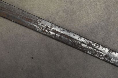 null AFRIQUE. Epée et son fourreau en cuir et métal. Longueur totale : 99,5 cm. Longueur...