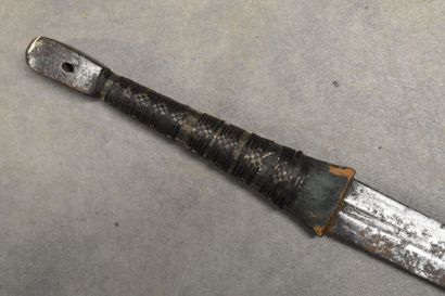 null AFRIQUE. Epée et son fourreau en cuir et métal. Longueur totale : 99,5 cm. Longueur...