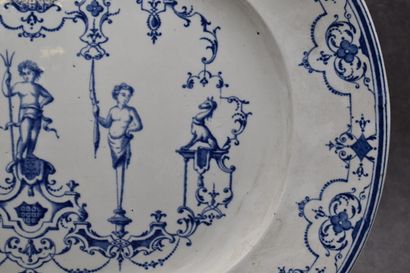 null J. Vieillard & Cie. Plat ovale en faïence de Bordeaux à décor bleu de personnages....