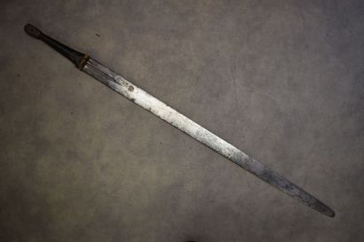 null AFRIQUE. Epée, manche tressé et métal. Longueur totale : 105 cm. Longueur de...
