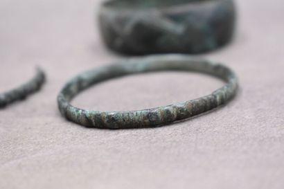 null Un lot de bijoux archéologique comprenant trois bracelets et une bague