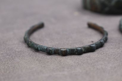 null Un lot de bijoux archéologique comprenant trois bracelets et une bague