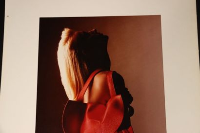 null Francis GIACOBETTI (né en 1939), Jeune femme et sac en cuir rouge, photographie....