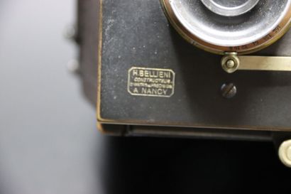 null Jumelle stéréo BELLIENI. Format 8 x 9 cm. Objectif ZEISS 8/110 mm. Vers 1900....