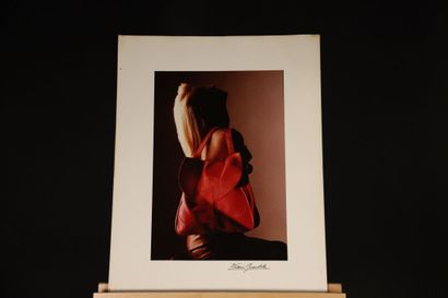null Francis GIACOBETTI (né en 1939), Jeune femme et sac en cuir rouge, photographie....