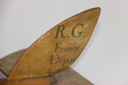 null Avion en bois. "R.G. France déposé". Dimensions: 50 x 56 cm. Accidents.
