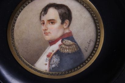 null Ecole du XIXème siècle, Portait de Napoléon en costume de chasseur, miniature...
